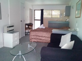 Dukes Midway Lodge