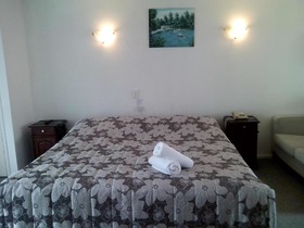 Dukes Midway Lodge