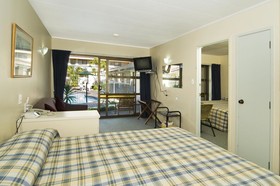 Dukes Midway Lodge