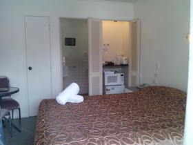 Dukes Midway Lodge