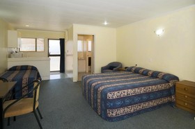 Dukes Midway Lodge