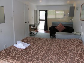 Dukes Midway Lodge