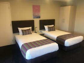 Ellerslie Palms Motel