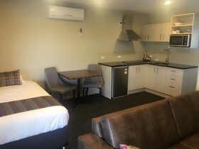 Ellerslie Palms Motel
