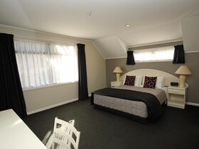 Champers Motor Inn