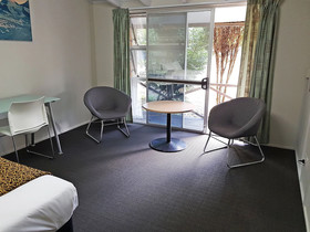 Airport Palms Hotel
