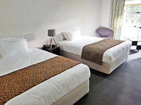 Airport Palms Hotel