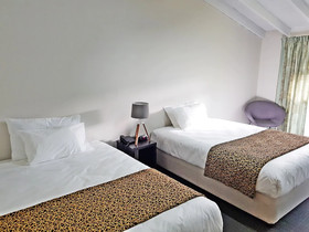 Airport Palms Hotel