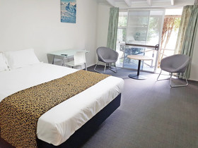 Airport Palms Hotel