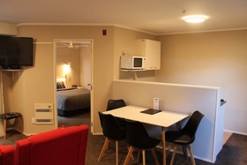 Aquarius Motor Inn
