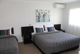 Aquarius Motor Inn