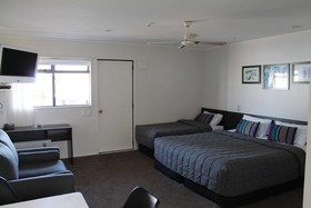Aquarius Motor Inn