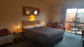 At The Rocks Motor Lodge