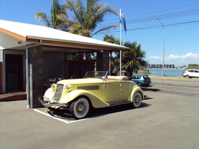 At The Rocks Motor Lodge