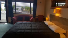 At The Rocks Motor Lodge