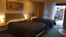 At The Rocks Motor Lodge