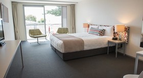 Navigate Seaside Hotel & Apartments