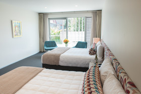 Navigate Seaside Hotel & Apartments
