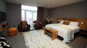 King & Queen Hotel Suites
