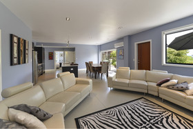 Lakefront Holiday Home