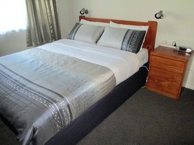 Colonial Motel