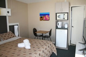 Astray Motel & Backpackers