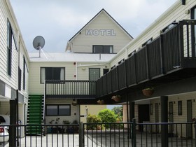 Pohutu Lodge