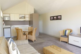 Hananui Lodge and Apartments