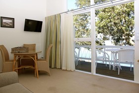 Hananui Lodge and Apartments