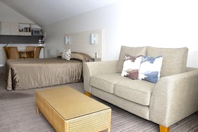 Hananui Lodge and Apartments