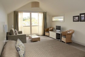 Hananui Lodge and Apartments