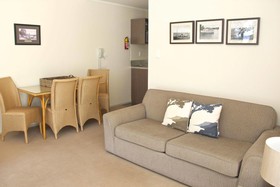 Hananui Lodge and Apartments