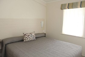 Hananui Lodge and Apartments
