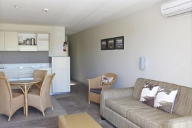 Hananui Lodge and Apartments