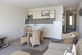 Hananui Lodge and Apartments