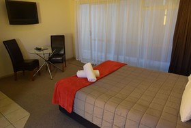 Absolute Lake View Motel
