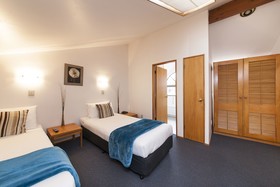Cascades Lakefront Motel
