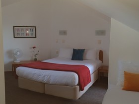 Cascades Lakefront Motel