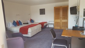 Cascades Lakefront Motel