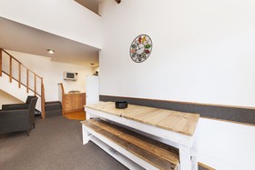 Cascades Lakefront Motel