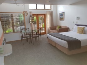 Cascades Lakefront Motel