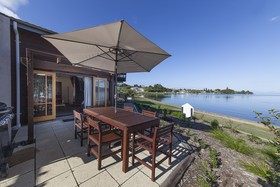 Cascades Lakefront Motel