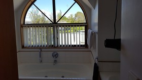 Cascades Lakefront Motel