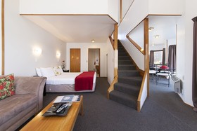 Cascades Lakefront Motel