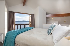Cascades Lakefront Motel
