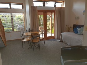 Cascades Lakefront Motel