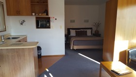 Cascades Lakefront Motel