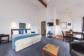 Cascades Lakefront Motel