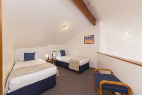 Cascades Lakefront Motel