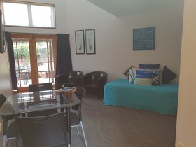 Cascades Lakefront Motel